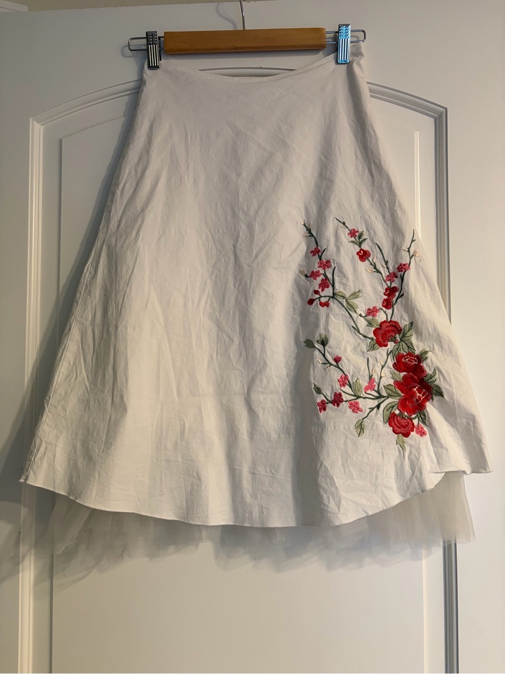 White A-Line Skirt with Delicate Red Floral Embroidery Vintage Retro Tulle Accnt
